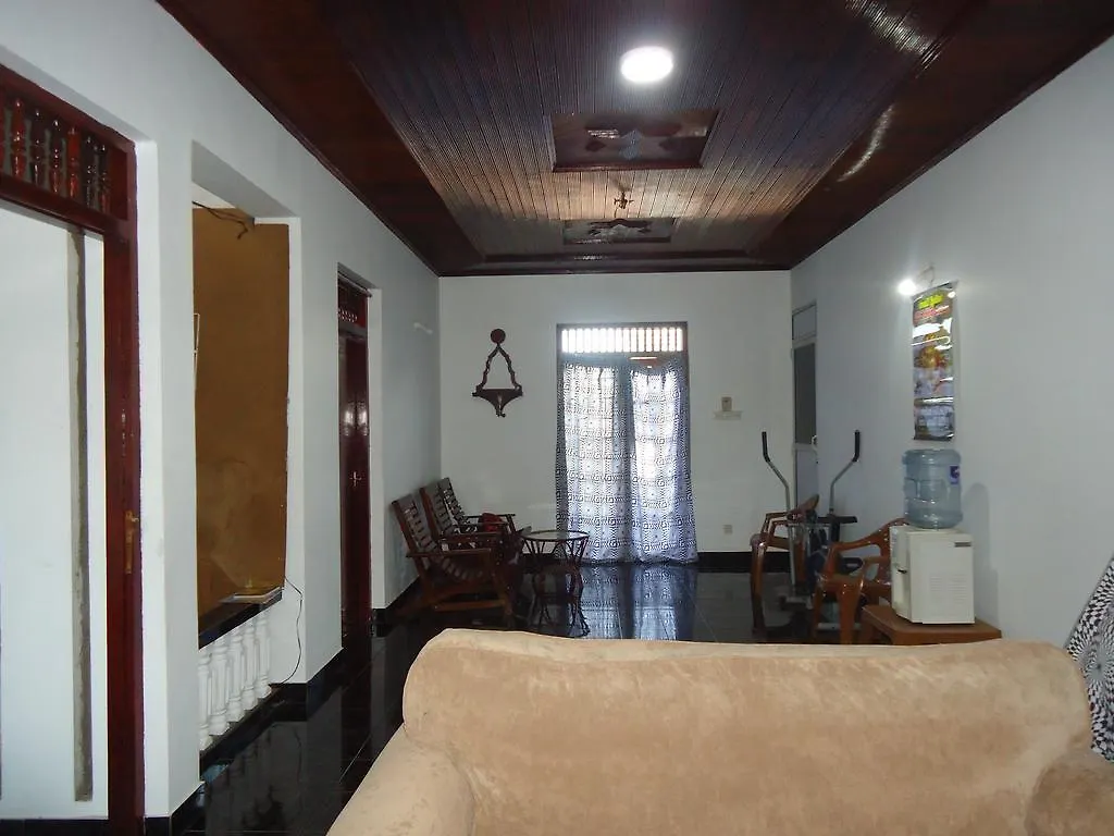 Guest house Queen Bee Hotel Negombo Sri Lanka