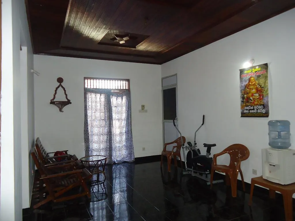 Queen Bee Hotel Negombo Guest house