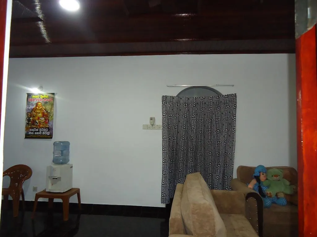 Queen Bee Hotel Negombo Guest house