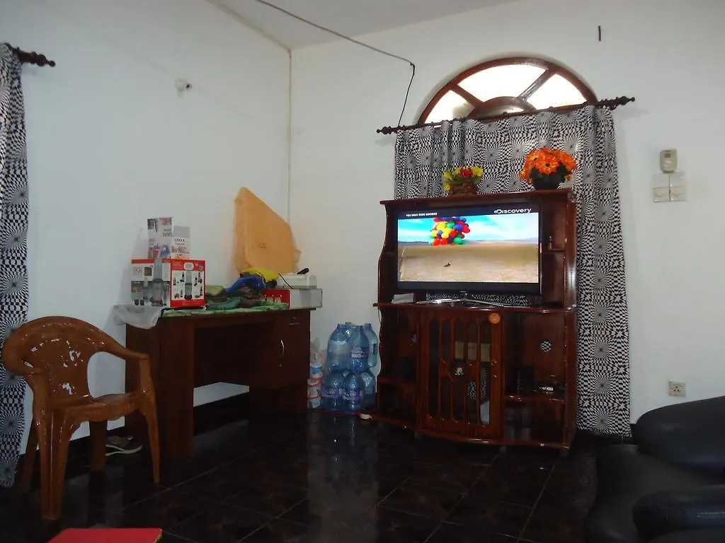 Queen Bee Hotel Negombo