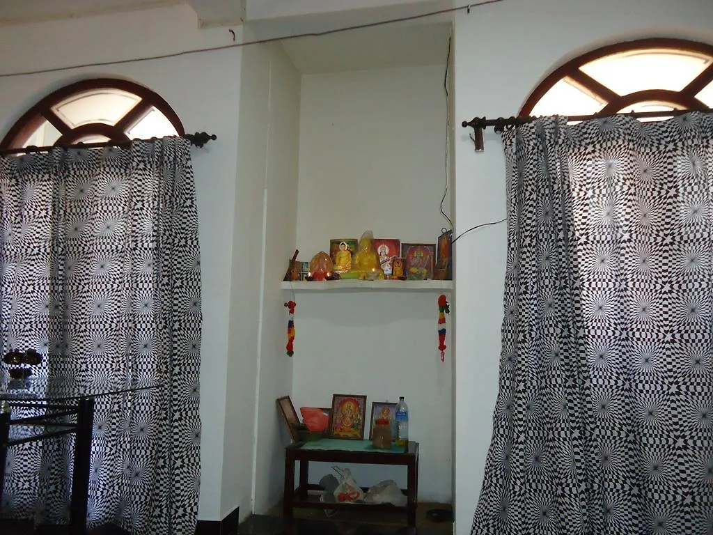 Queen Bee Hotel Negombo