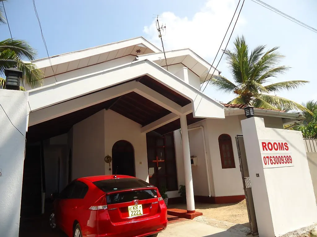 Queen Bee Hotel Negombo